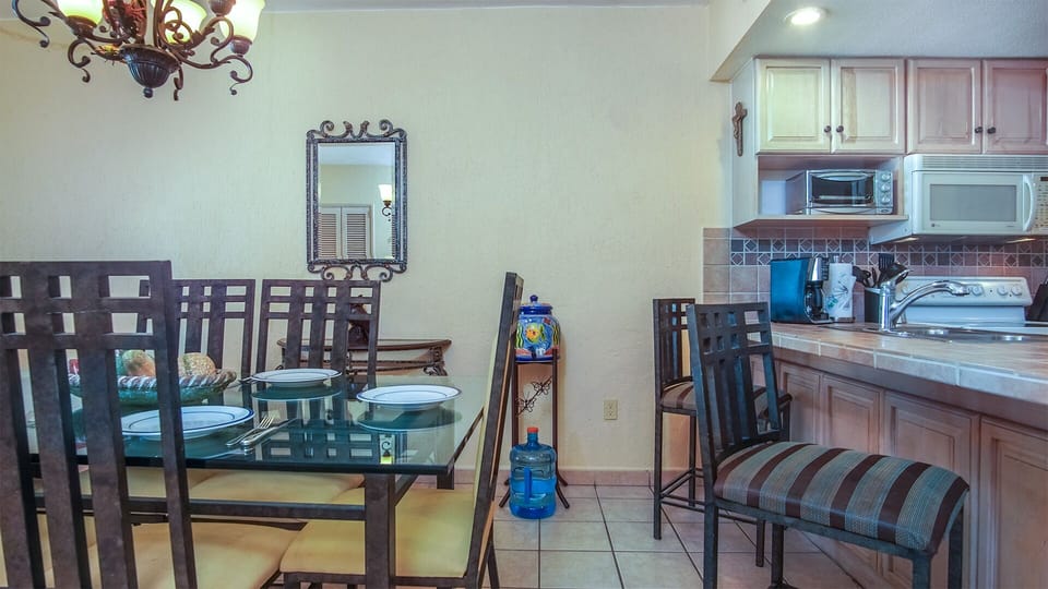 Dining table and chairs at th kitchen counter.