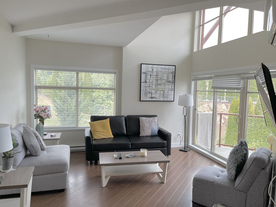  Enjoy the Okanagan in our gorgeous, comfortable top-floor suite at Copper Sky!