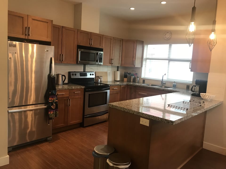 Full kitchen with all the goodies to cook and dine!