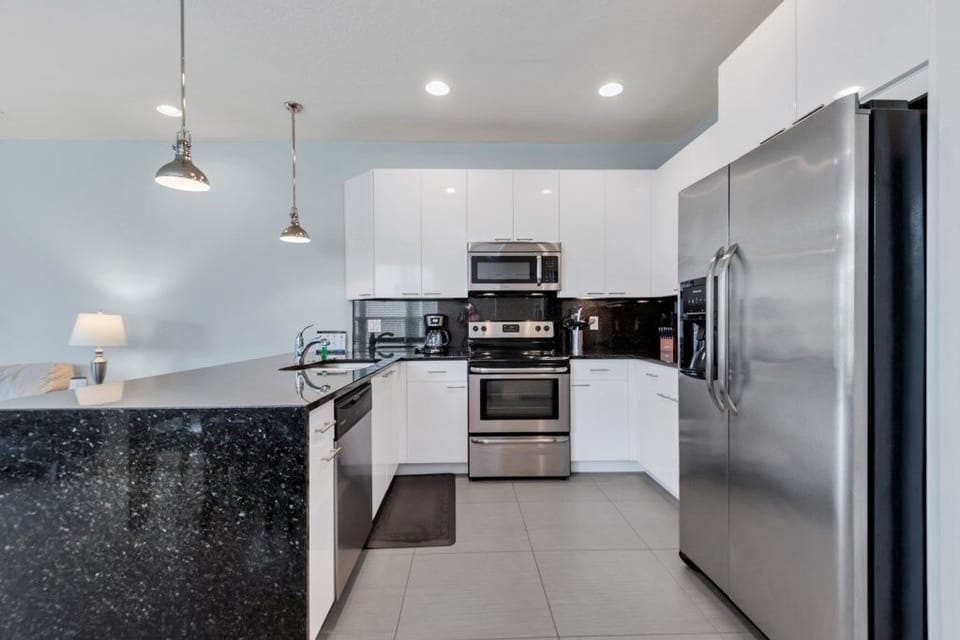 Townhome, 3 Bedrooms | Private kitchen | Highchair