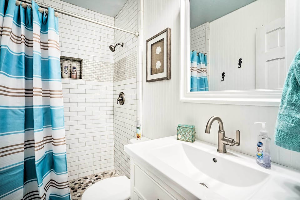 Full Bathroom | Towels Provided