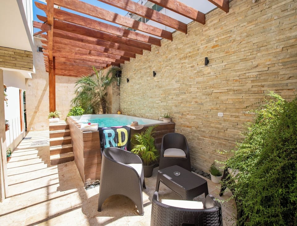 Outdoor spa tub