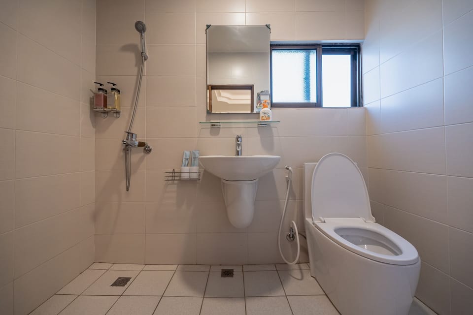 Standard Double Room | Bathroom | Shower, rainfall showerhead, free toiletries, hair dryer