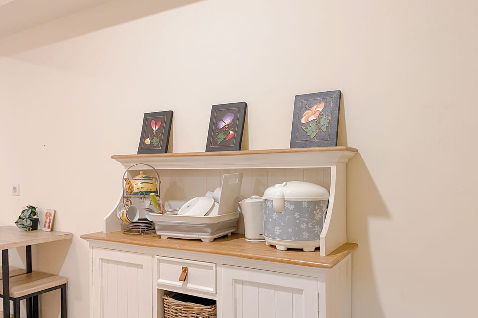 Room | Private kitchen | Fridge, stovetop, cookware/dishes/utensils