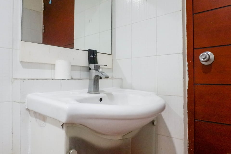 Room | Bathroom | Shower, free toiletries, towels