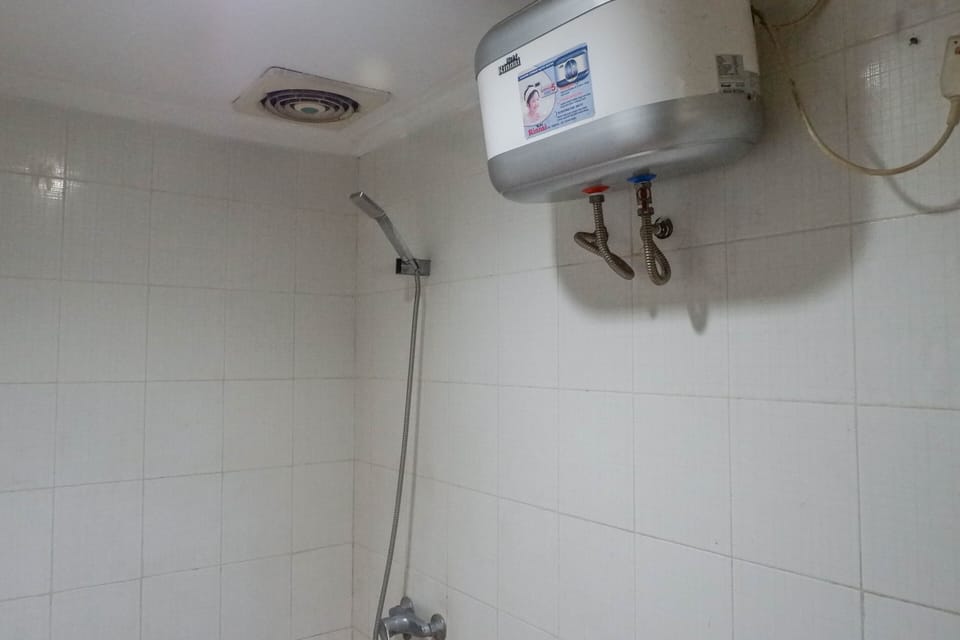 Room | Bathroom | Shower, free toiletries, towels