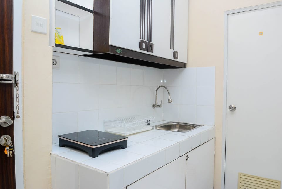 Room | Private kitchen | Fridge, stovetop, cookware/dishes/utensils