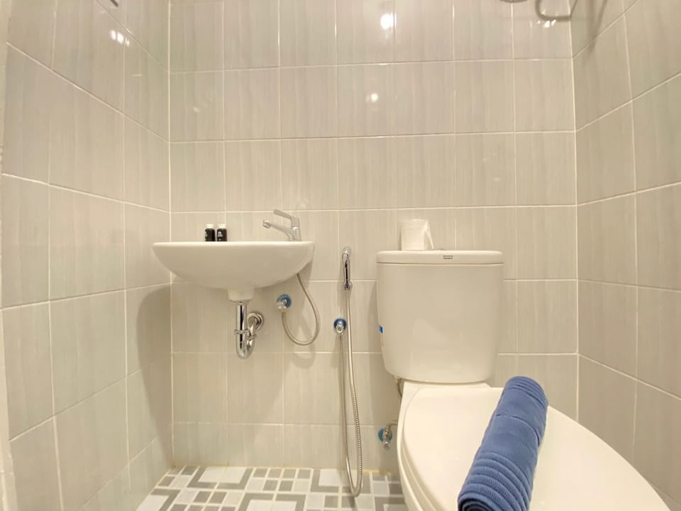 Room | Bathroom | Shower, free toiletries, towels