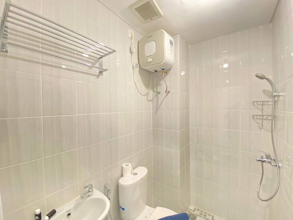 Room | Bathroom | Shower, free toiletries, towels