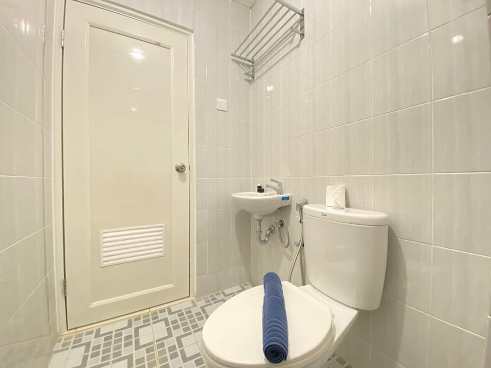 Room | Bathroom | Shower, free toiletries, towels
