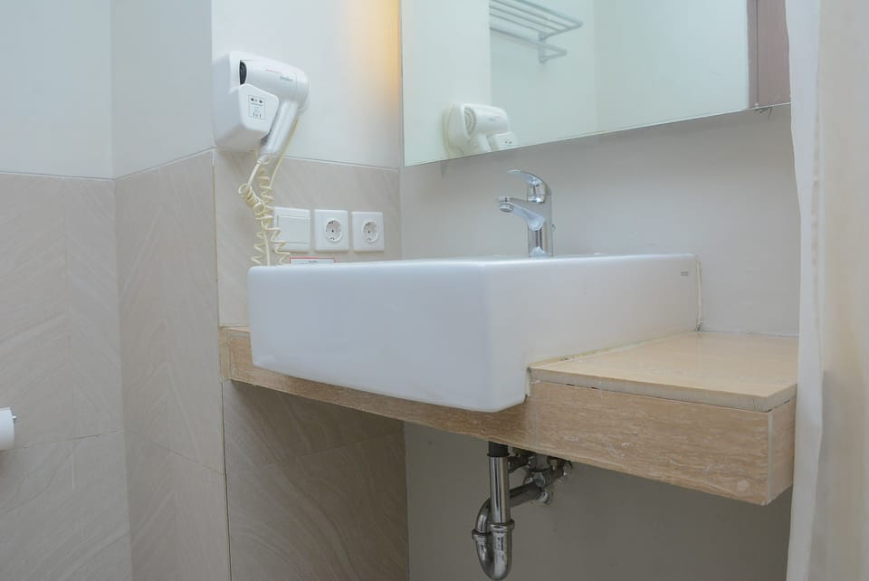 Room | Bathroom | Shower, free toiletries, towels