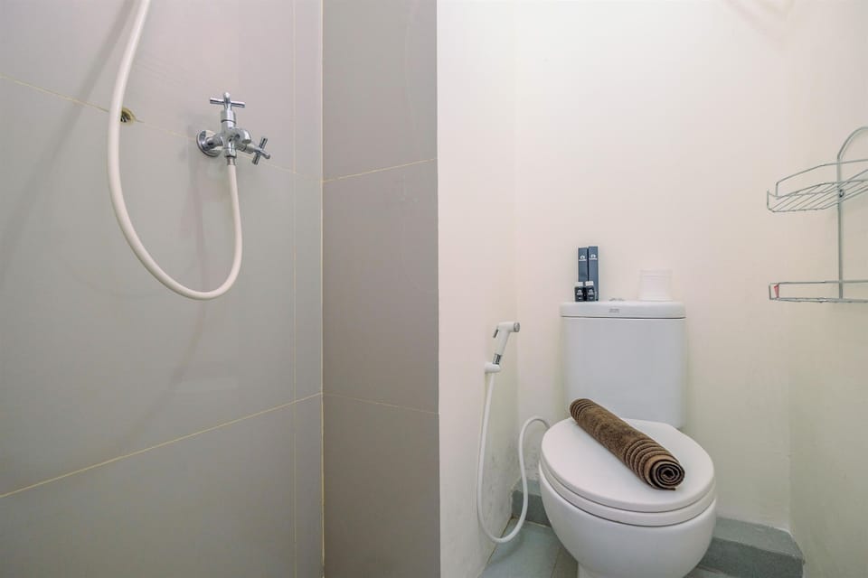 Room | Bathroom | Shower, free toiletries, towels