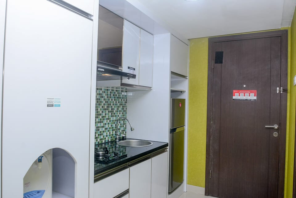 Room | Private kitchen | Fridge, stovetop, cookware/dishes/utensils