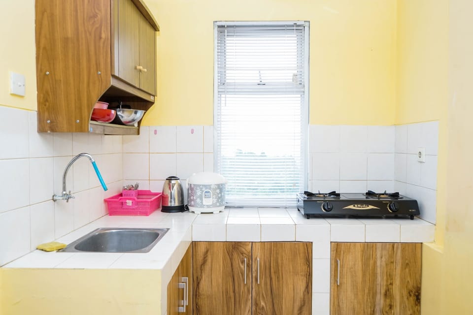 Room | Private kitchen | Fridge, stovetop, cookware/dishes/utensils
