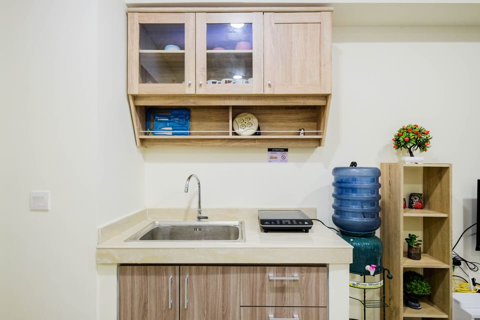 Room | Private kitchen | Fridge, stovetop, cookware/dishes/utensils