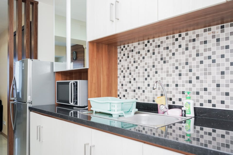 Room | Private kitchen | Fridge, microwave, stovetop, cookware/dishes/utensils