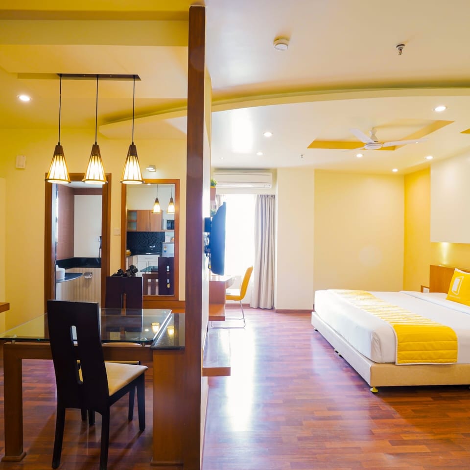 Studio Suite King | Minibar, in-room safe, desk, laptop workspace
