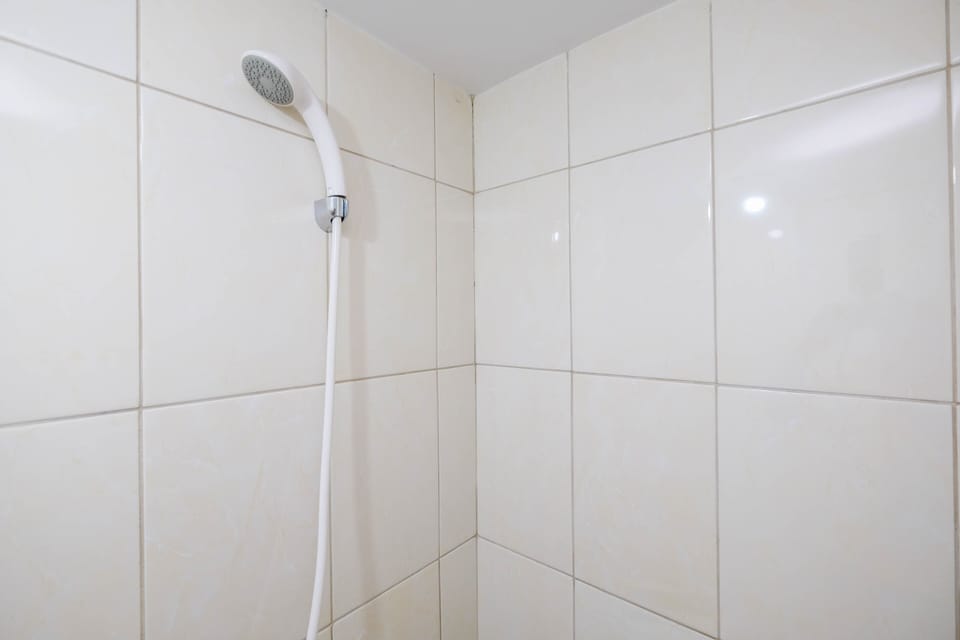 Room | Bathroom | Shower, free toiletries, towels