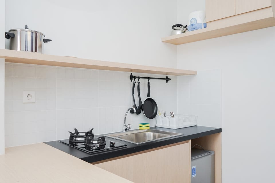 Room | Private kitchen | Fridge, stovetop, cookware/dishes/utensils