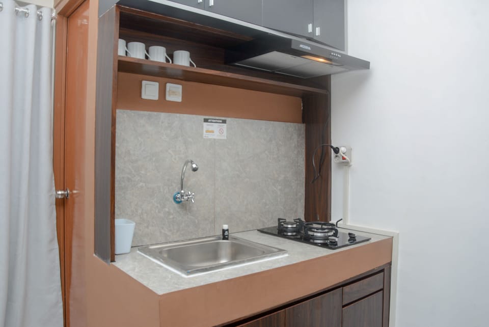 Room | Private kitchen | Fridge, stovetop, cookware/dishes/utensils