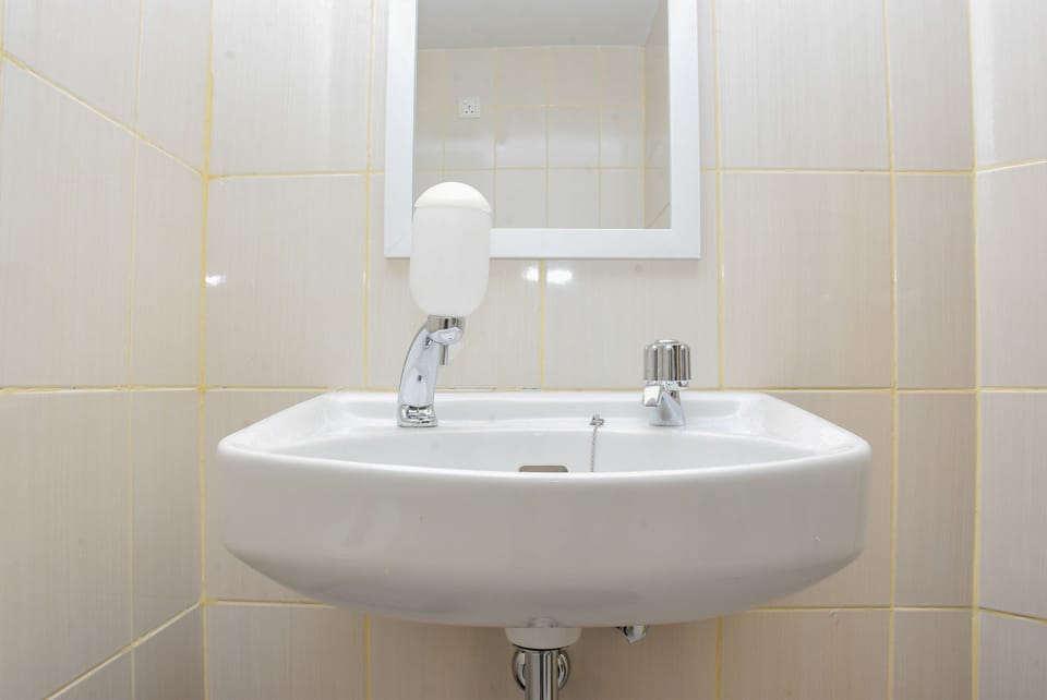 Room | Bathroom | Shower, free toiletries, towels