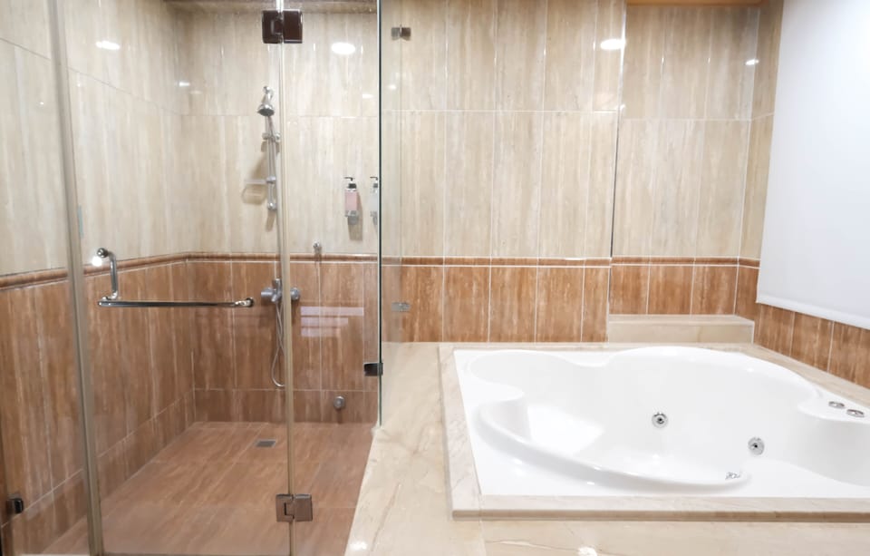 Standard Quadruple Room | Bathroom | Free toiletries, hair dryer, slippers, towels