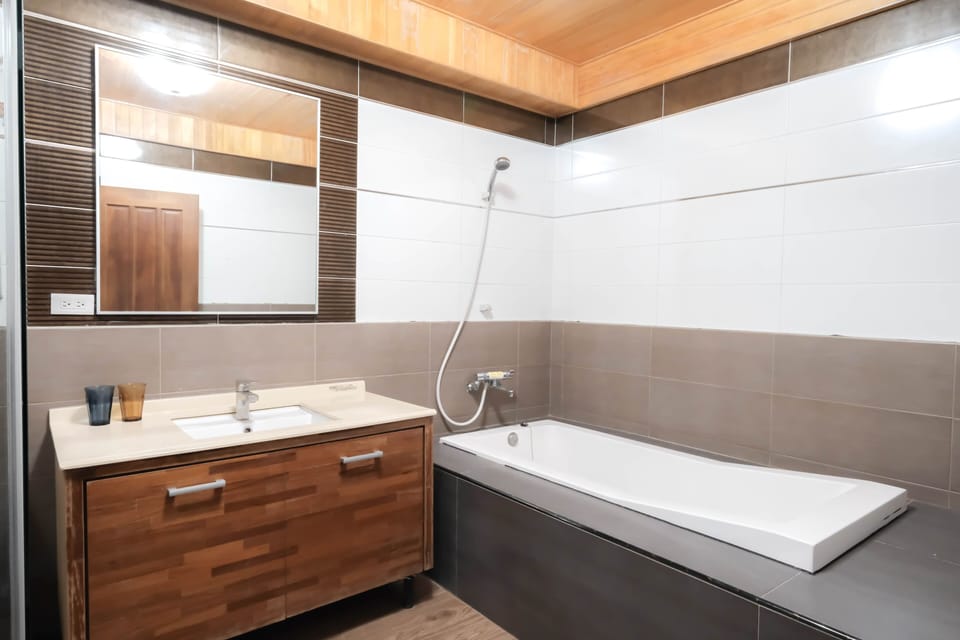 Superior Double Room | Bathroom | Free toiletries, hair dryer, slippers, towels