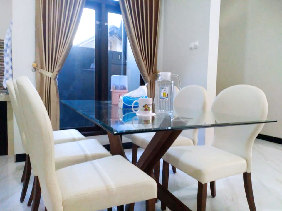 Family House | In-room dining
