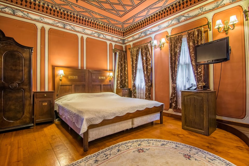 Antique Room with ancient bathtub | Egyptian cotton sheets, premium bedding, free minibar items
