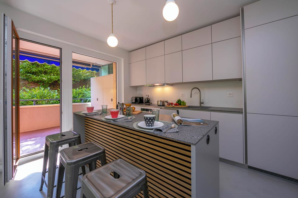 Family Apartment, 1 Bedroom, Balcony, Lakeside (Coloratura) | Private kitchen | Fridge, microwave, oven, stovetop