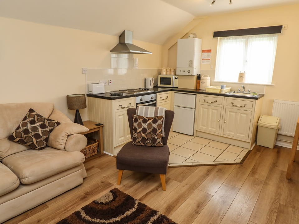 Cottage | Private kitchen | Fridge, microwave, electric kettle, cookware/dishes/utensils