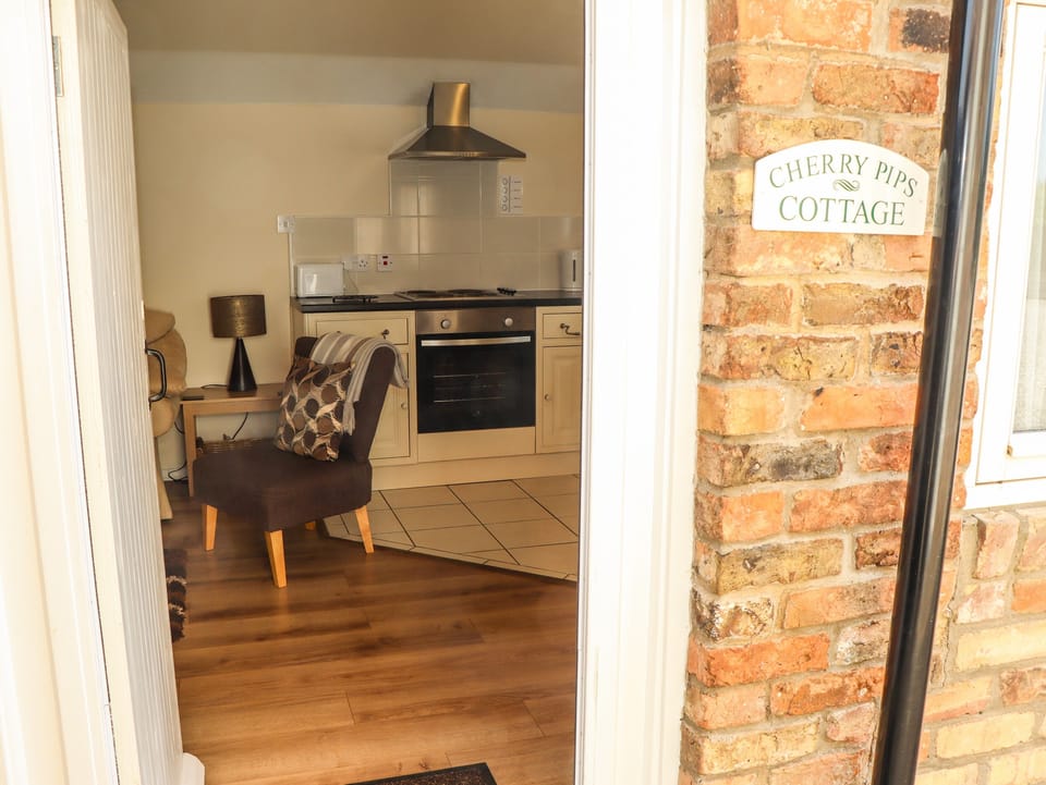 Cottage | Private kitchen | Fridge, microwave, electric kettle, cookware/dishes/utensils