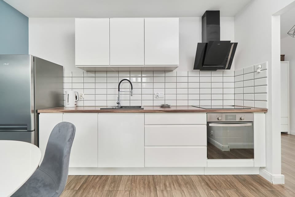 Fully equipped kitchenette with an induction hob, dishwasher, fridge with freezer, oven, blender, coffee pot and electric kettle.