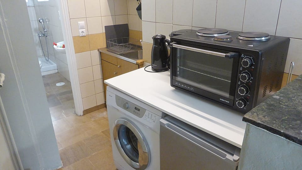 Double Room | Private kitchen | Full-size fridge, oven, stovetop, electric kettle