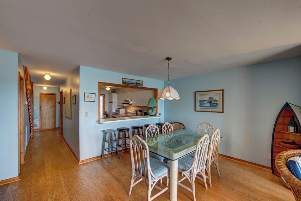 Dining Area w Extrance Hallway
