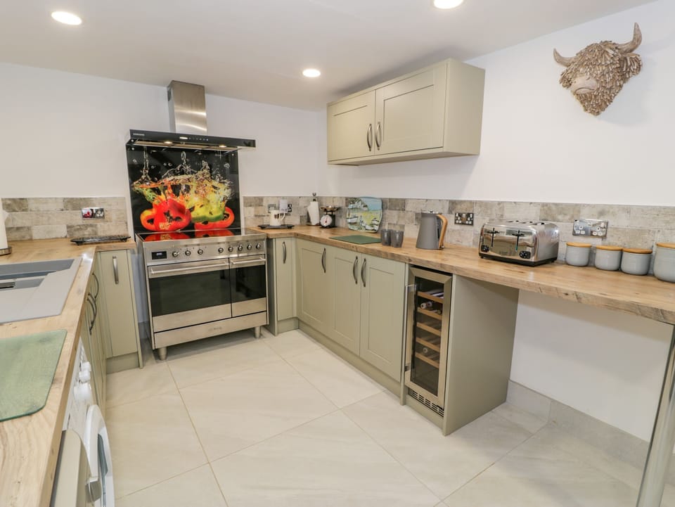 Cottage | Private kitchen | Fridge, microwave, dishwasher, electric kettle