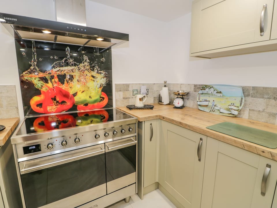 Cottage | Private kitchen | Fridge, microwave, dishwasher, electric kettle