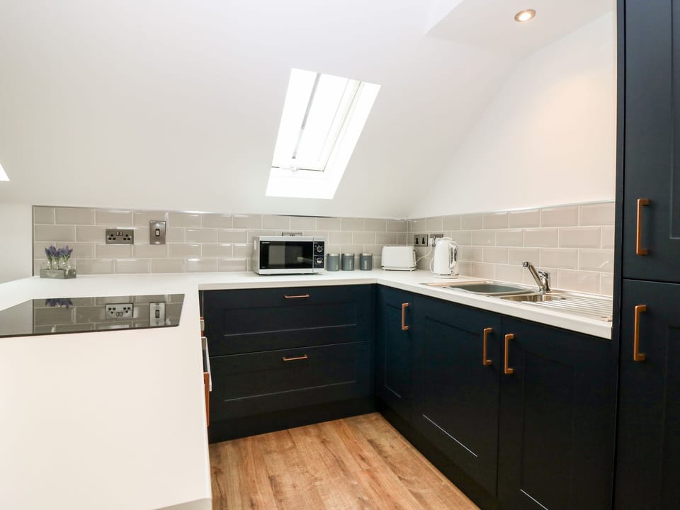 Cottage | Private kitchen | Fridge, cookware/dishes/utensils