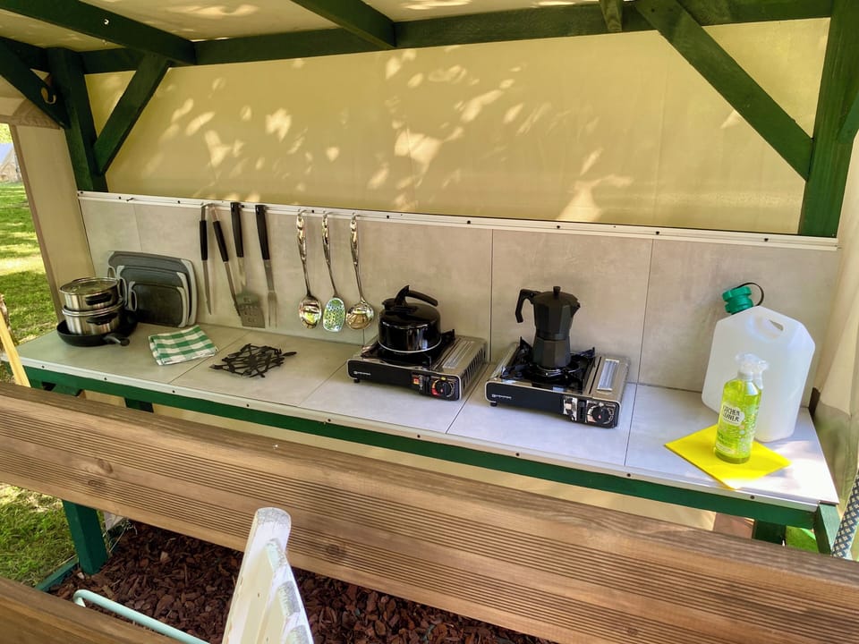 2 gas hobs provided
