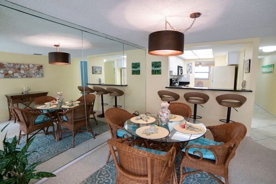 Open bar with seating makes mealtime easy 