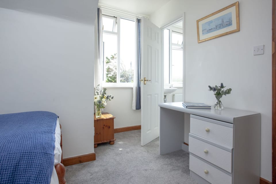 A desk with drawers - Little Close
