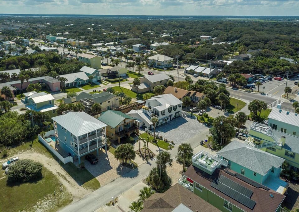 Charming coastal neighborhood steps from the beach breeze