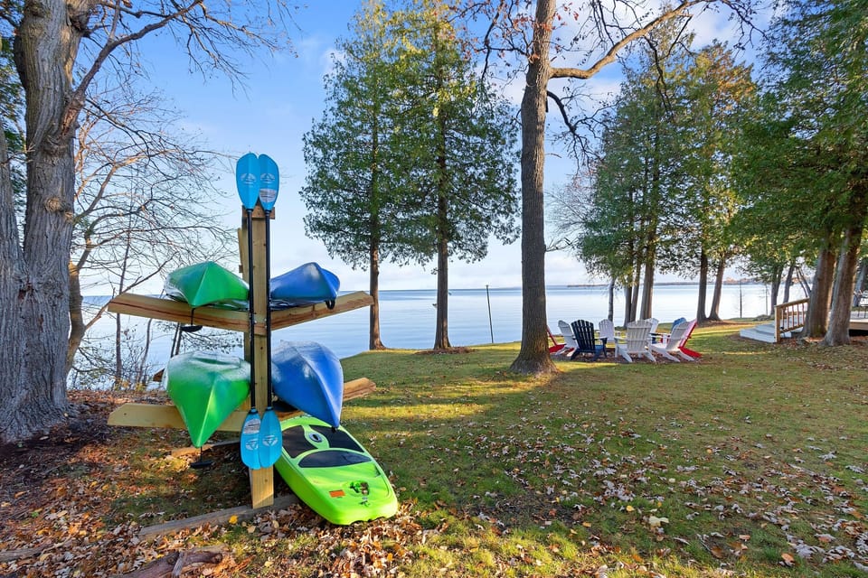 Rocky Shores offers a truly enchanting experience with 180 feet of beautiful limestone shoreline. Dive into the fun with kayaking, swimming, or just relaxing on the waterfront.
