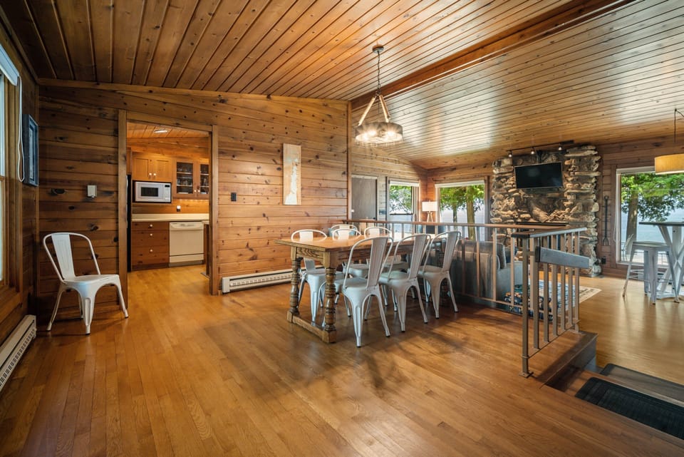One open space where everything connects: kitchen to dining to living room to bay. Groups end up here together without even trying.