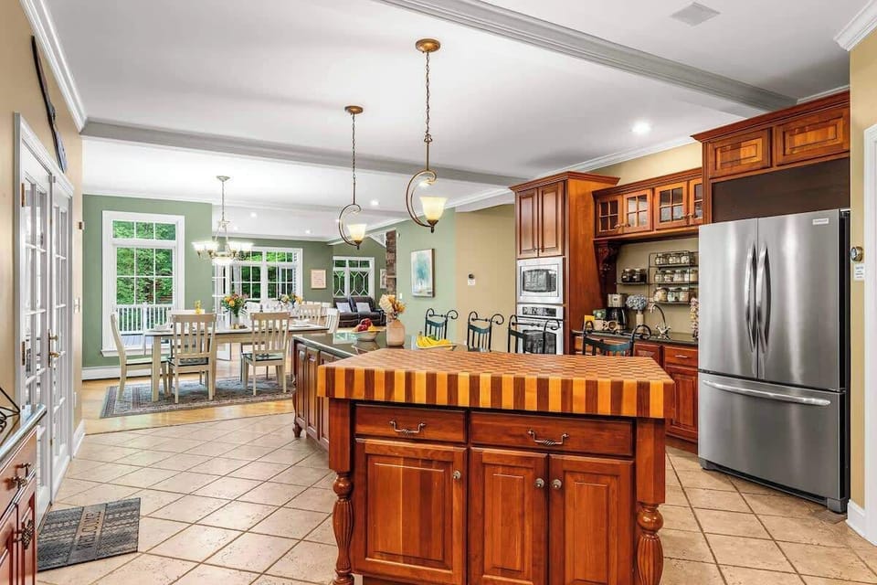 Fully equipped chef's kitchen.  Viking range & stove with 2nd stove available.  Double dishwasher, trash compactor, butchers block countertop, wet bar, granite countertops, & views of the lake!  Kitchenaid mixer, toaster, coffee makers and more.