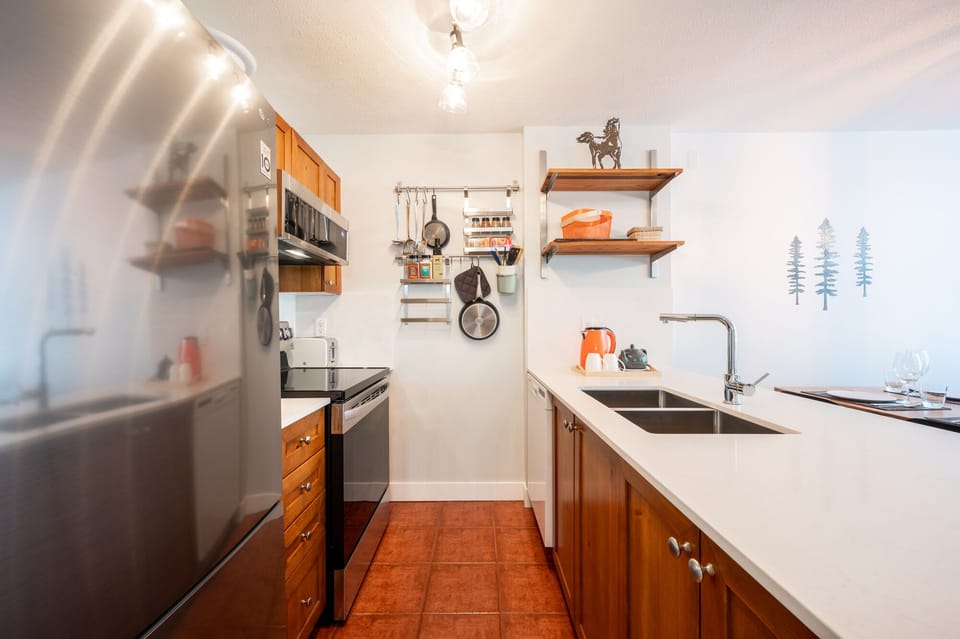 Kitchen - Supplied with coffee, tea and hot chocolate. Fully stocked with cooking utensils and pots & pans.