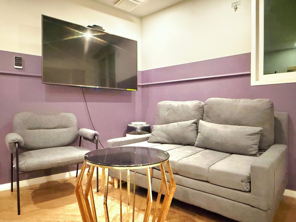 Down comforters, laptop workspace, soundproofing, WiFi (free)