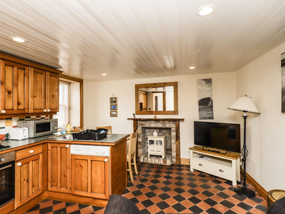 Cottage | Private kitchen | Fridge, electric kettle, toaster, cookware/dishes/utensils