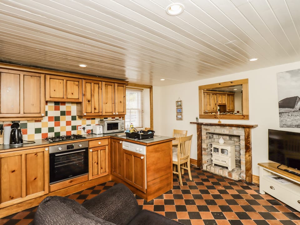 Cottage | Private kitchen | Fridge, electric kettle, toaster, cookware/dishes/utensils