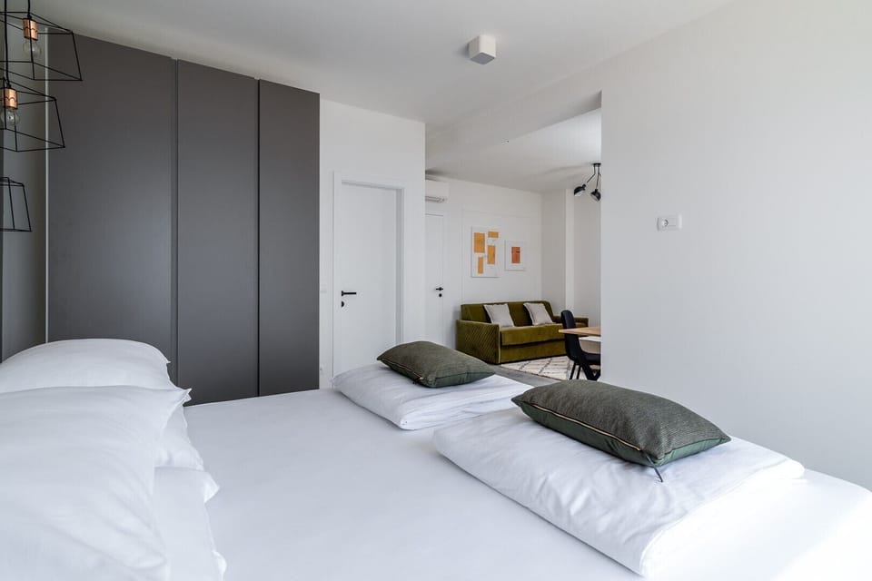 Bedroom No1 also offers an en-suite bathroom with shower, a TV,  and an A/C